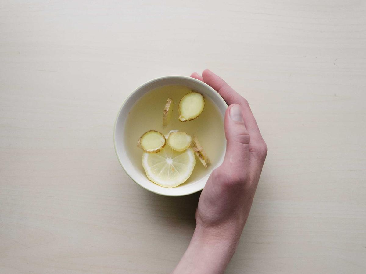 美食短视频封面：手捧一碗热汤
