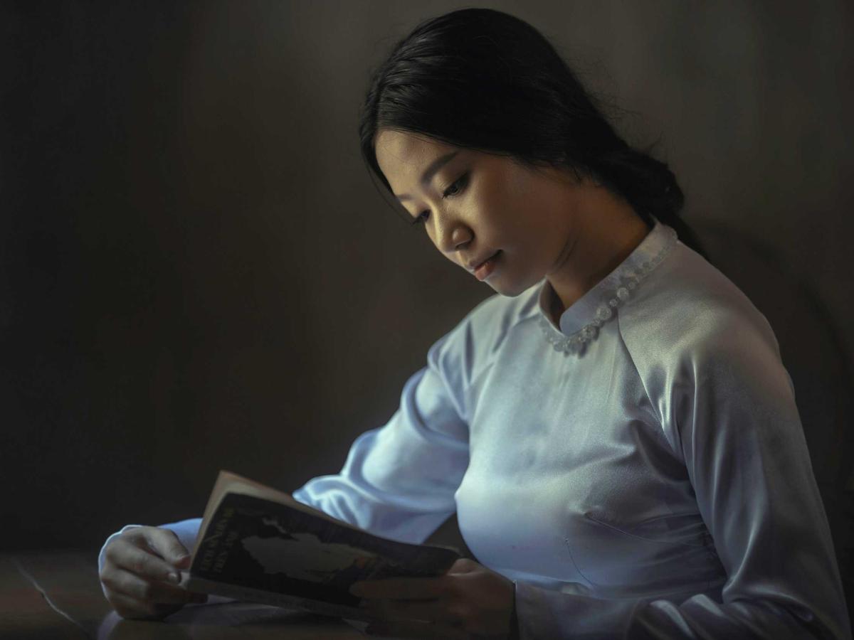 生活短视频封面：暖光下读书的人